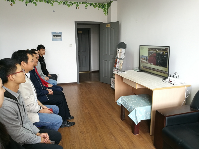 bwin必赢组织师生收看十九届中共中央政治局常委同中外记者见面会.jpg